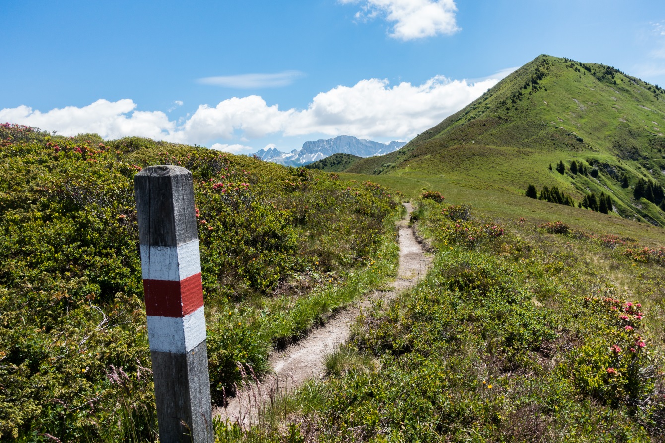 The wide ridge leading up to Chruez