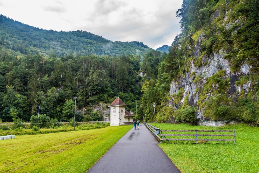 Walk from the ticket office to the start of the Aare gorge